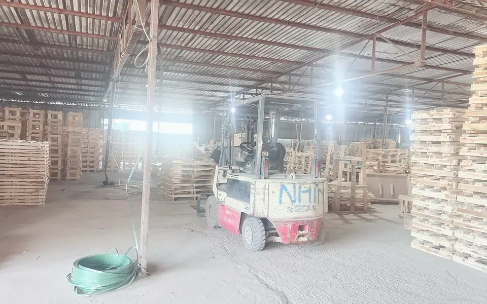 Không gian xưởng và xe nâng tại Thịnh Thiên Huy